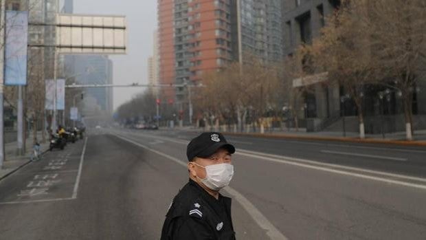 Un barrio de Pekín cierra cines, museos, bares y teatros para prevenir la expansión del coronavirus