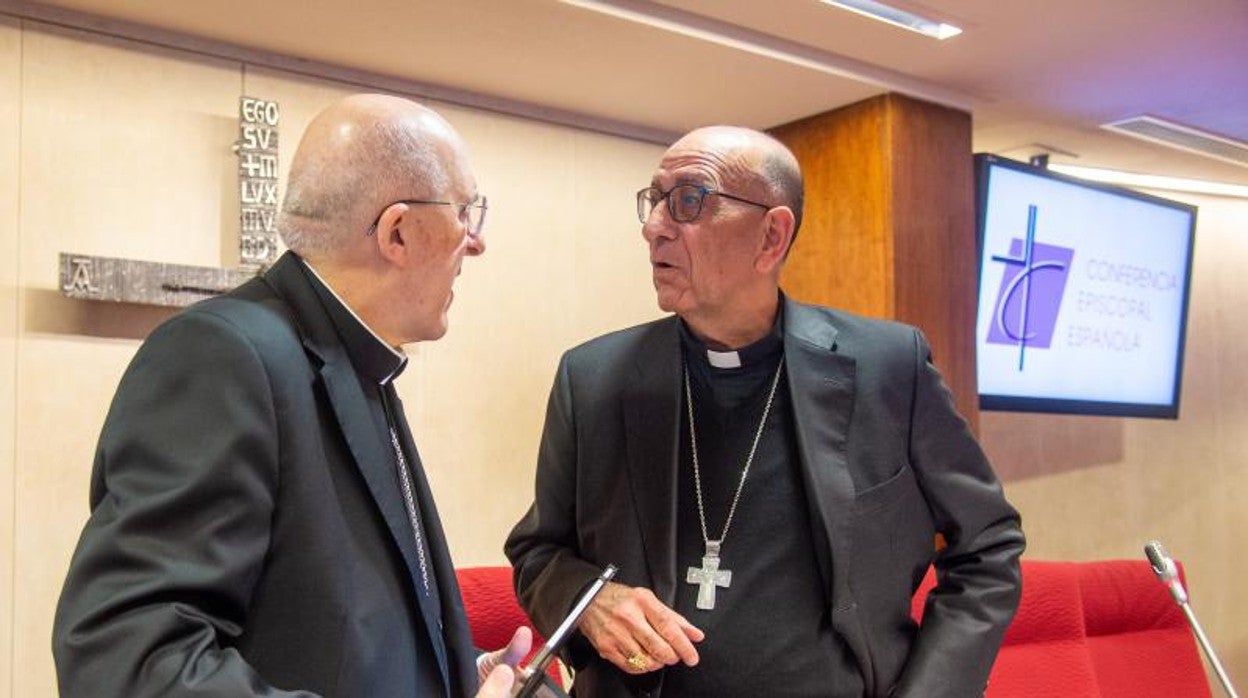 Los cardenales Osoro y Omella al inicio de la plenaria de Conferencia Episcopal, el pasado 25 de abril