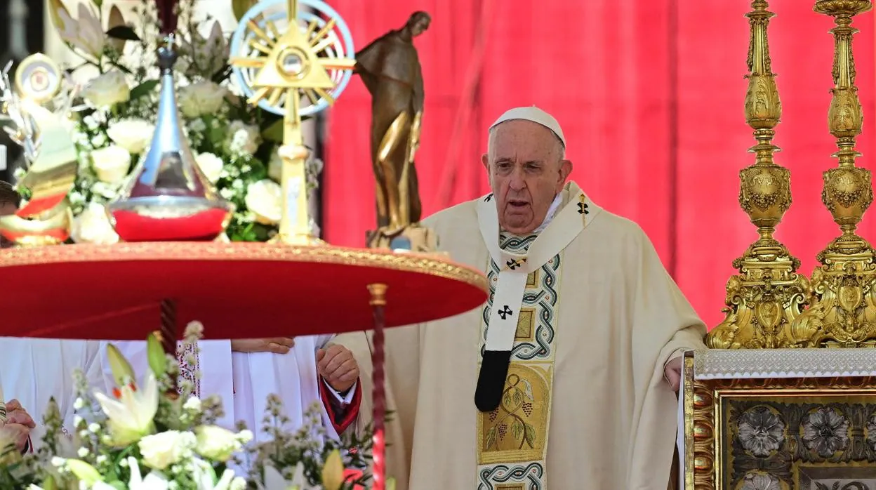 El Papa Francisco observa las reliquias de los santos que se exhiben junto al altar antes de una misa de canonización en la Plaza de San Pedro en el Vaticano