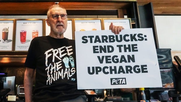 James Cromwell, el actor animalista se pega a un Starbucks