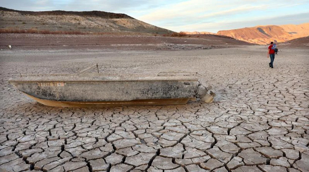 Lecho seco del lago Mead, afectado por la sequía, en Nevada, Estados Unidos