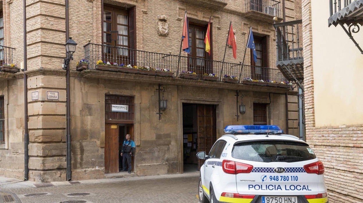 Un coche de la Policía municipal de Corrella frente al Ayuntamiento