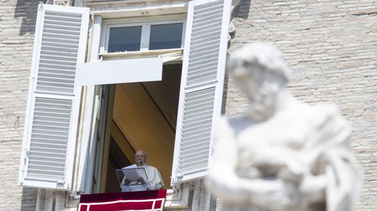 El Papa Francisco rezando el «Regina coeli»