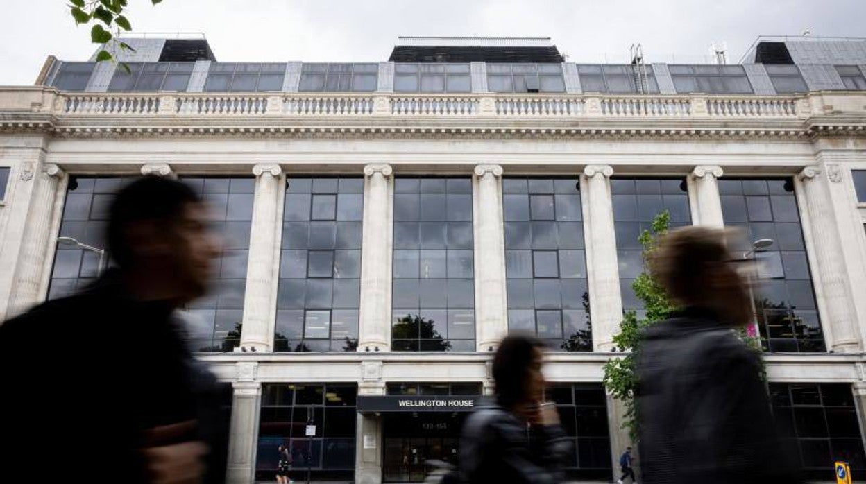 La gente pasa frente a la Agencia de Seguridad Sanitaria del Reino Unido en Londres