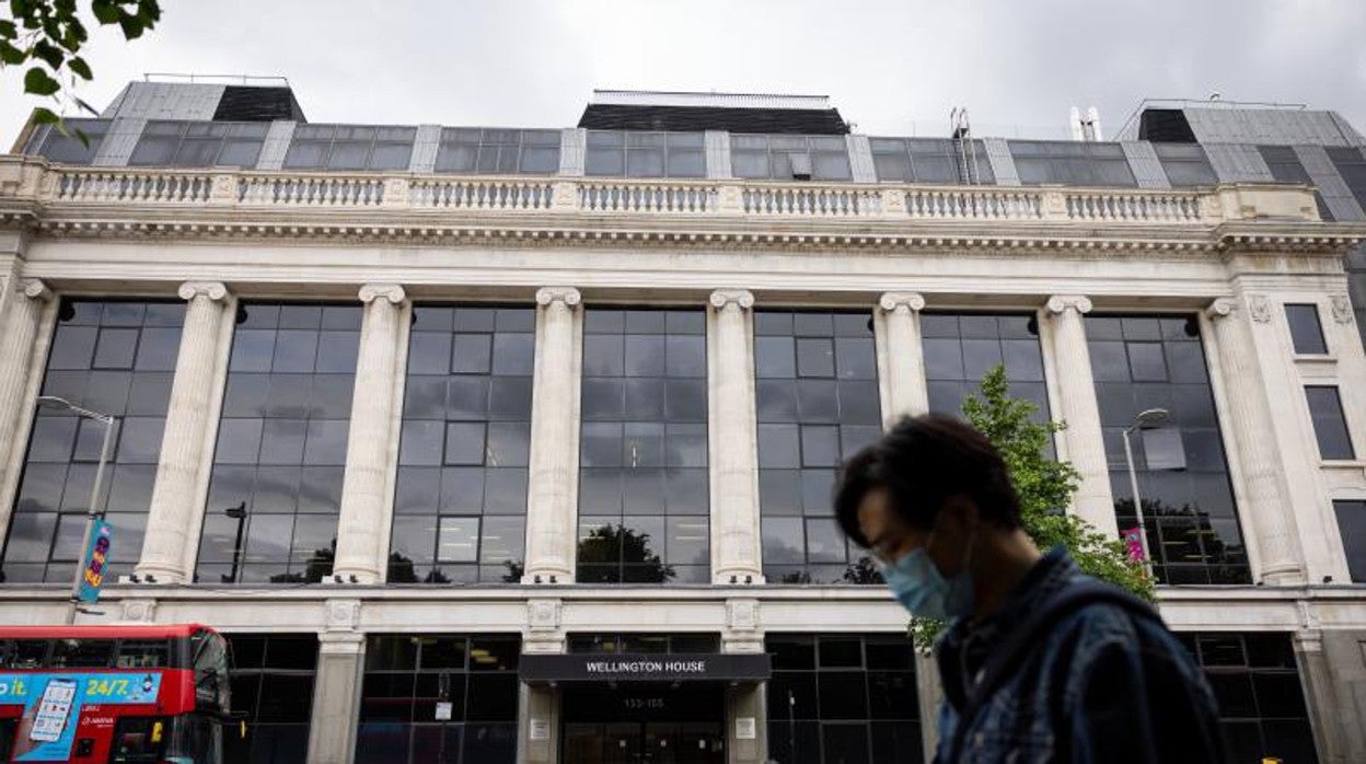 Un hombre pasea delante del edificio de la Agencia de Seguridad Sanitaria de Reino Unido