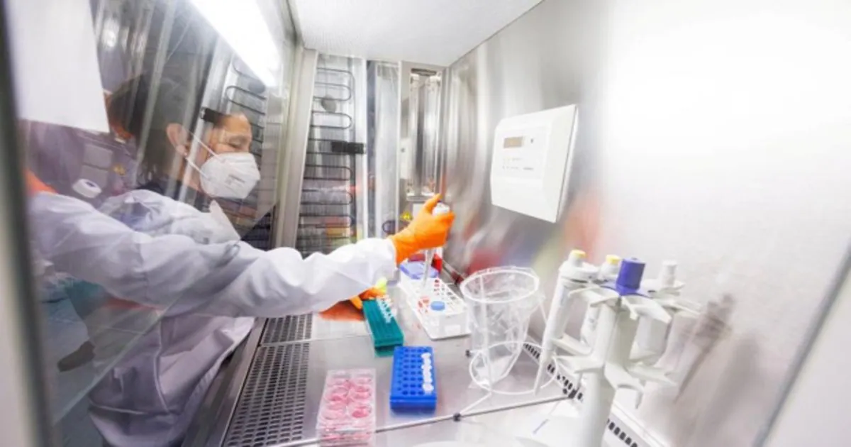 En el interior del laboratorio danés Bavarian Nordic, que fabrica la vacuna de última generación frente a la viruela humana