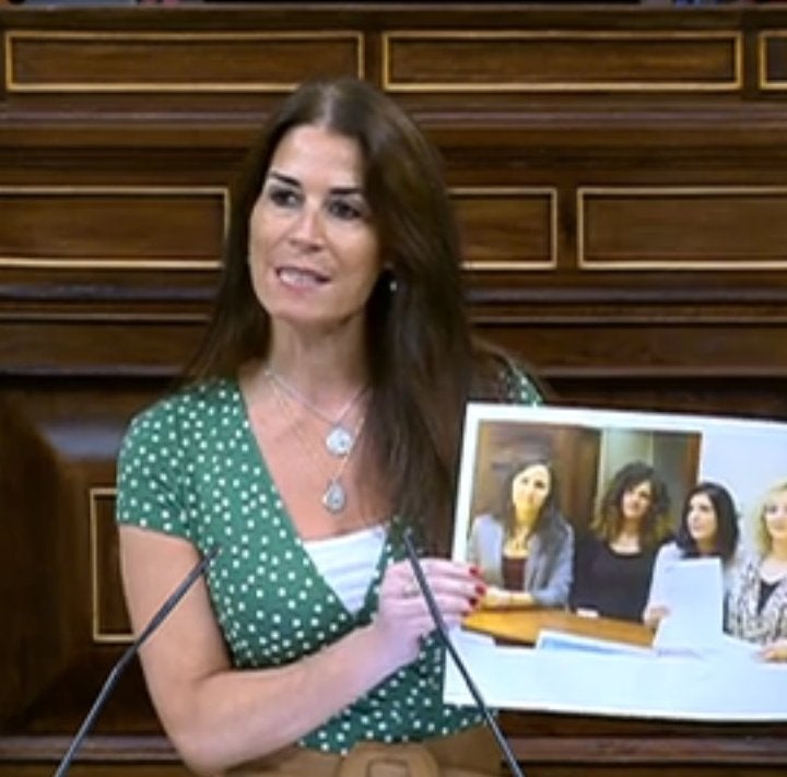 Toscano mostró una foto de la ministra Irene Montero con María Sevilla como presidenta de Infancia Libre
