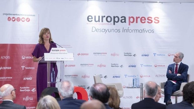 La ministra de Educación culpa a las editoriales de la propaganda sanchista de los libros de texto