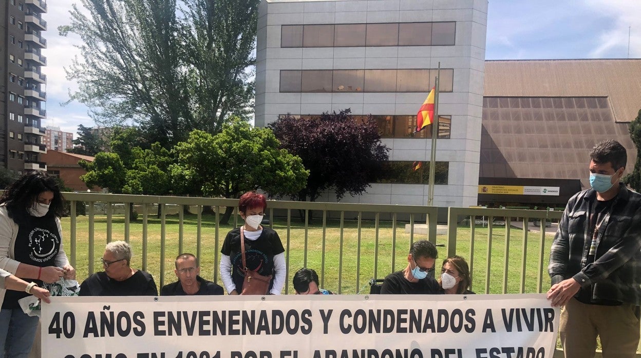 Las víctimas de la colza denuncian frente al Imserso el abandono que han sufrido en los últimos cuarenta años