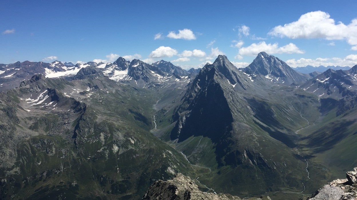 Vista de los Alpes suizos, desde Pischahorn hacia las cumbres llamadas Plattenhörner