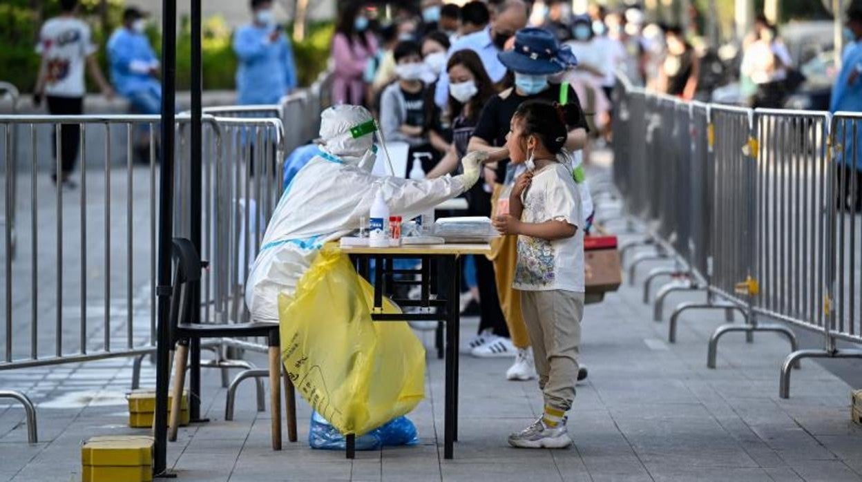 Imagen de archivo de un sanitario durante una toma de test en China