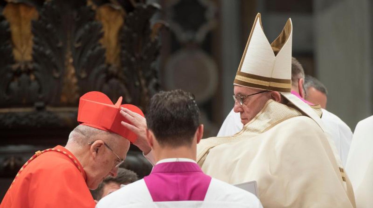 El Papa impone el birrete al cardenal Osoro