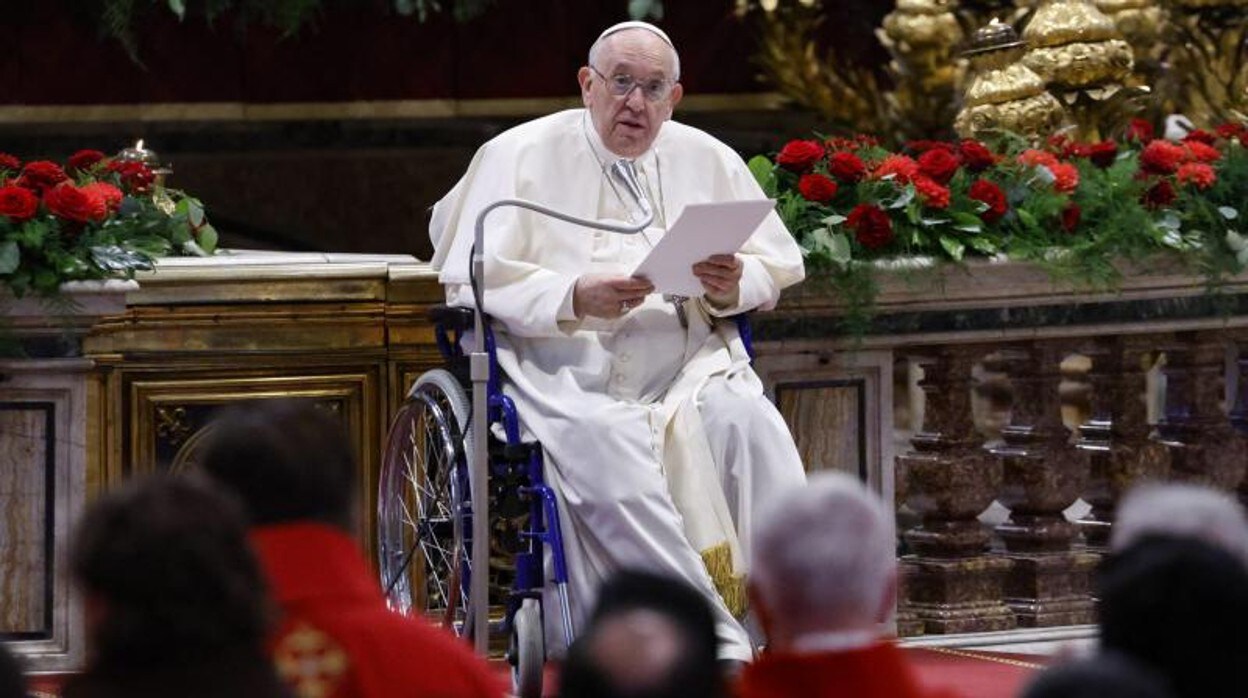 El Papa Francisco asiste a la Santa Misa de Pentecostés en la Basílica de San Pedro en el Vaticano
