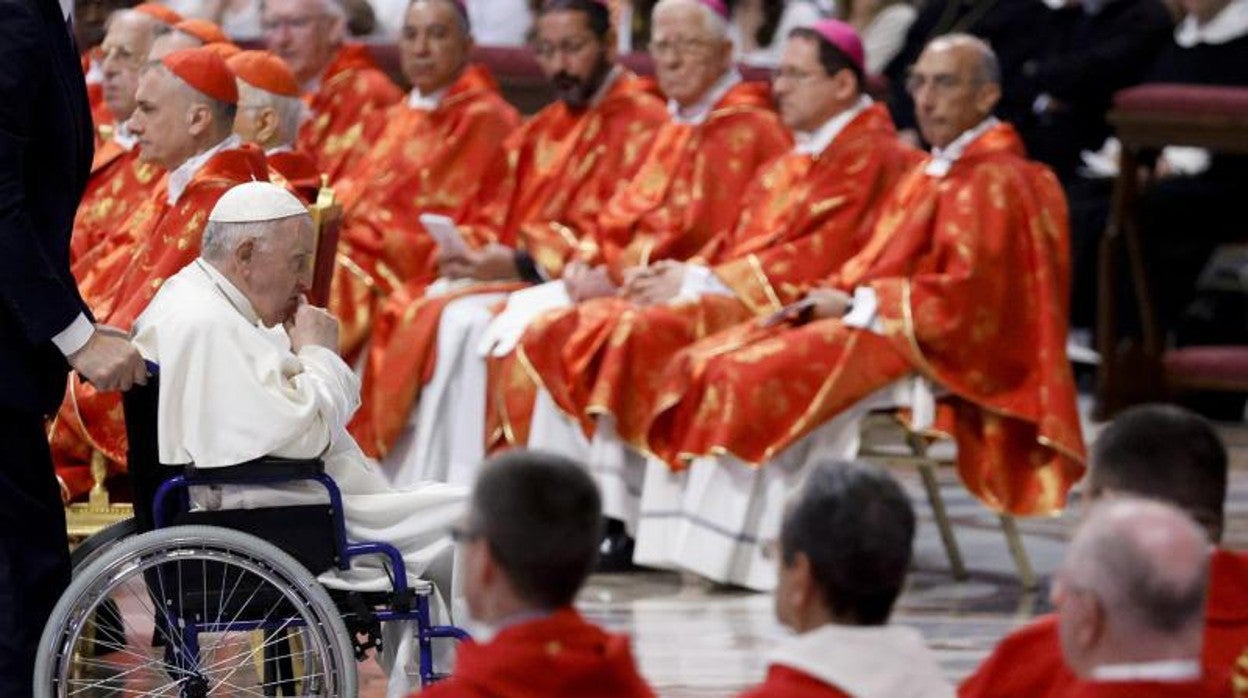 El Papa Francisco asiste a la Santa Misa de Pentecostés en la Basílica de San Pedro en el Vaticano