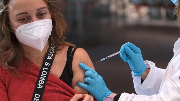 Los tres grupos de personas que podrían recibir la vacuna contra la viruela del mono en España