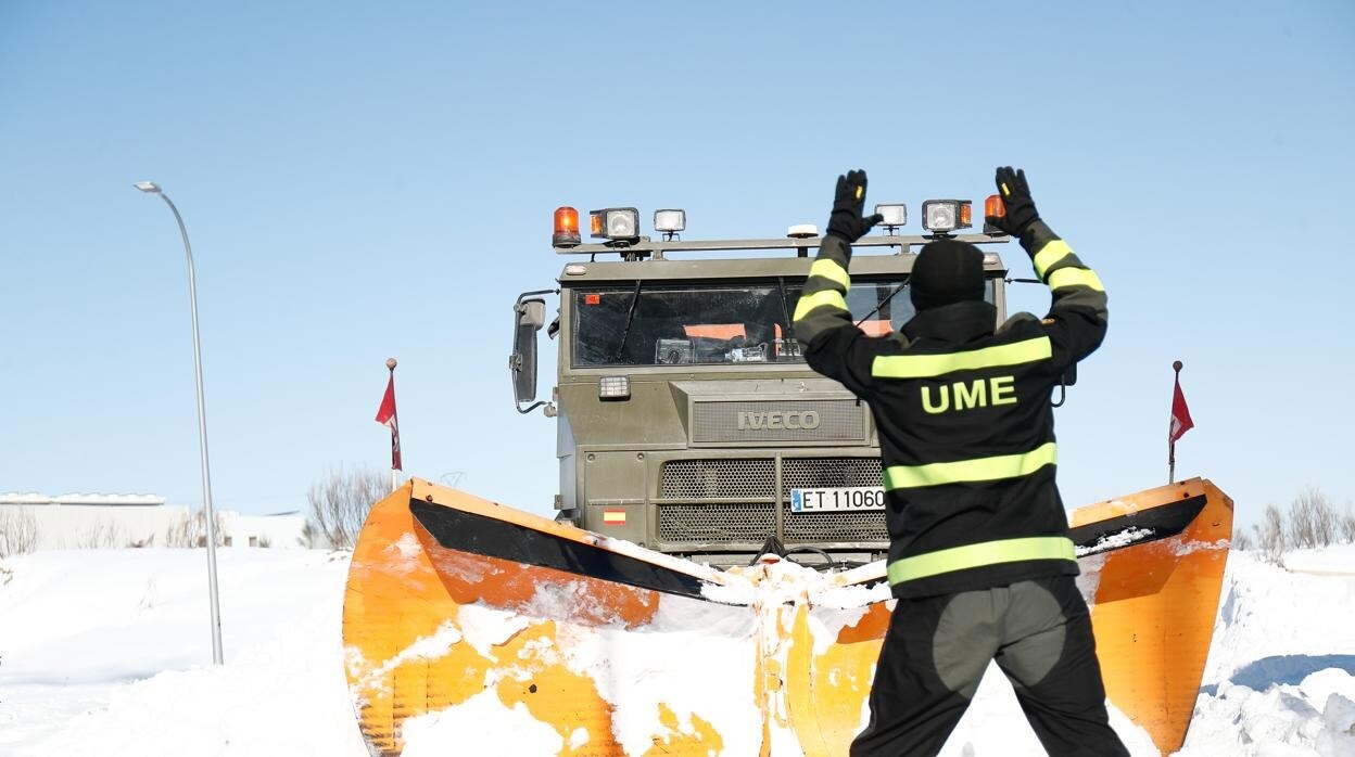 Un militar de la Unidad Militar de Emergencias (UME) da indicaciones en de las carreteras llenas de nieve y hielo tras el paso de la borrasca 'Filomena', en Valdemoro (Madrid), el 12 de enero de 2021