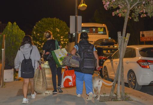 Vecinos de pujerra, junto con sus pertenencias, son desalojados debido al incendio de Sierra Bermeja