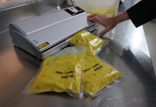 En el restaurante K&Co envasan raciones individuales para que al descongelarlas no se tire comida