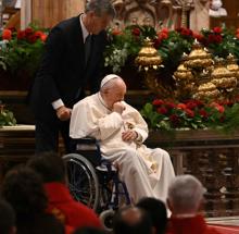 El Papa comienza a usar silla de ruedas