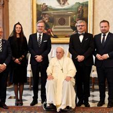 El Vaticano dinamita la oleada de especulaciones sobre una renuncia del Papa Francisco