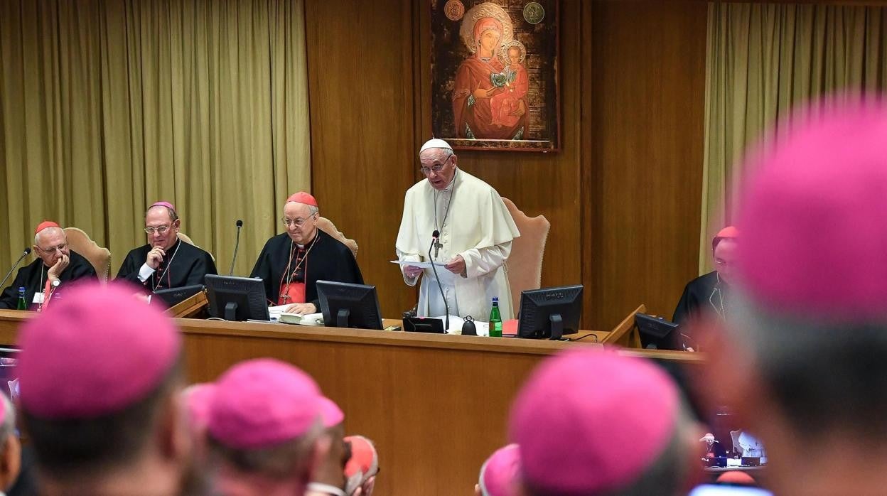 El Papa Francisco interviene durante una reunión del Sínodo en 2018