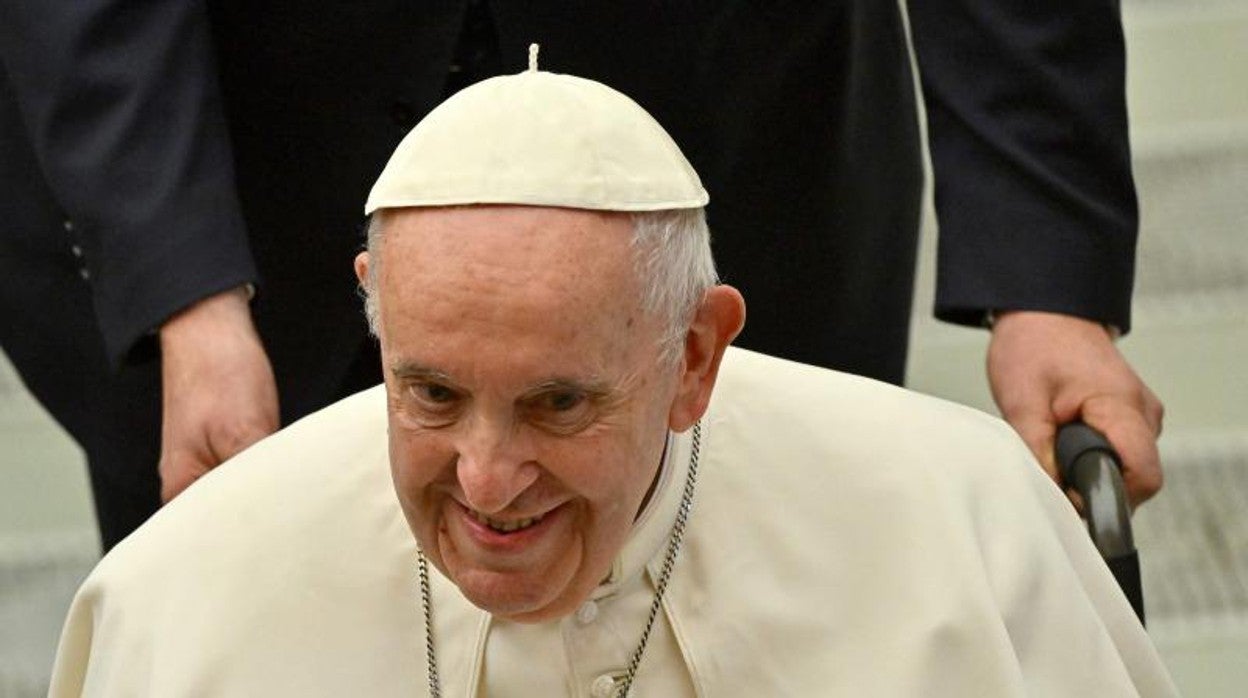 El Papa Francisco en su silla de ruedas