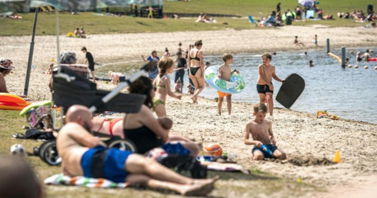 Los niños juegan con la arena y el agua del lago recreativo Berkendonk en Helmond (Países Bajos)AFP