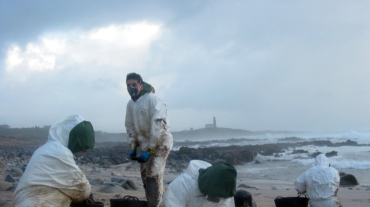Cientos de voluntarios lucharon para acabar con los vertidos en la costa gallega desde 2002