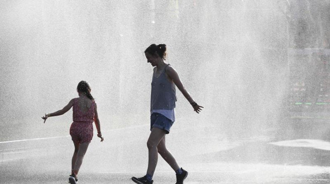 Dos jóvenes refrescándose en Vitoria durante la ola de calor