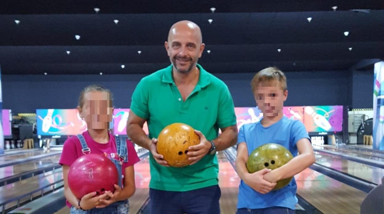 Pedro Llorente, junto a sus hijos, en una imagen cedida a ABC