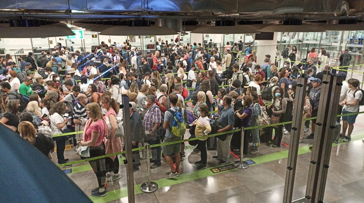 Acumulación de personas en el Aeropuerto Adolfo Suárez