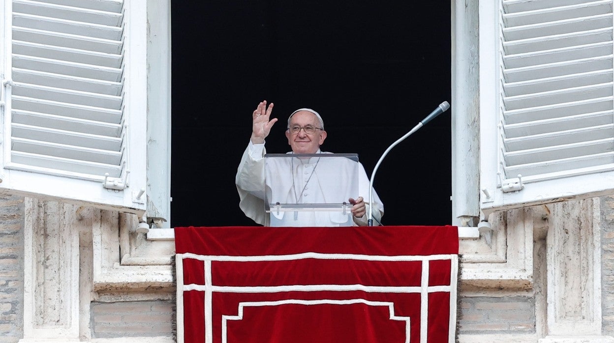 El Papa Francisco saluda desde la ventana de su oficina con vista a la Plaza de San Pedro mientras dirige la oración dominical del Ángelus, en la Ciudad del Vaticano.