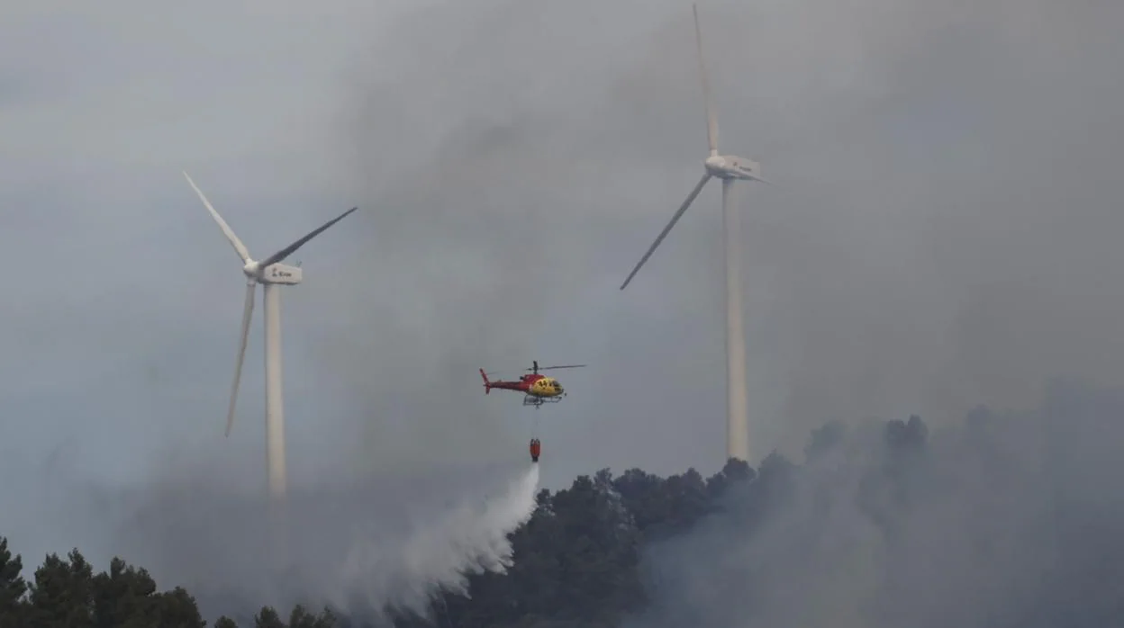 Un helicóptero trabaja en las tareas de extinción de los incendios de Navarra