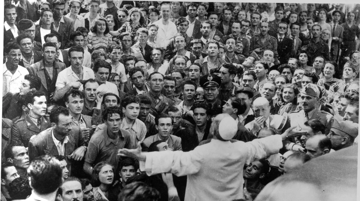 Pío XII saluda a un grupo de civiles y militares durante una visita a Roma el 15 de octubre de 1943