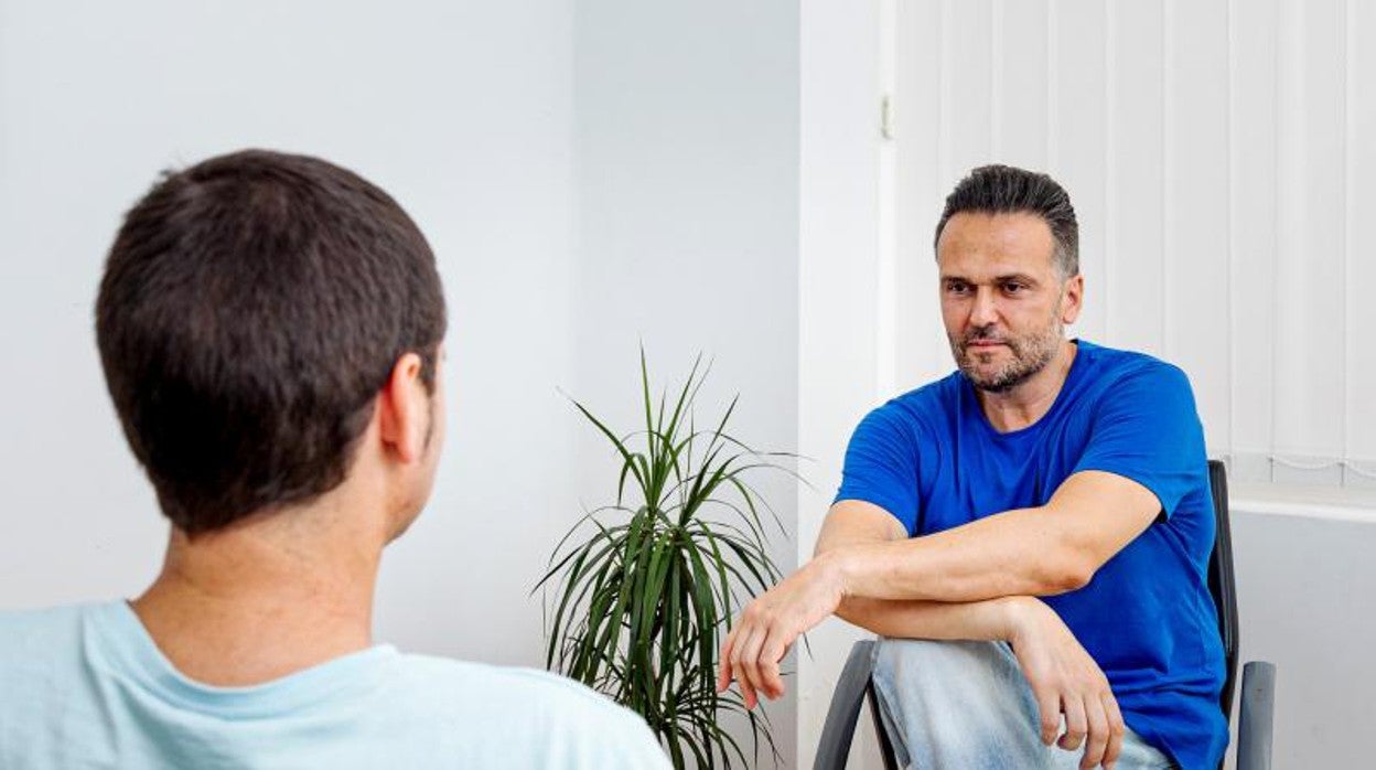 El orientador Xavi González, al fondo, atiende uno de sus casos/ Un año después de su entrada en vigor, se han practicado 180 eutanasias en España