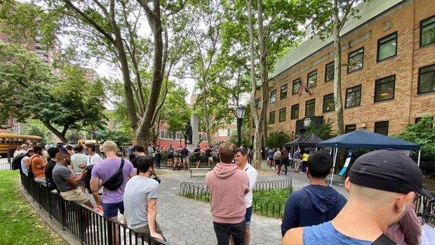 Colas de 100 personas y citas online en Nueva York para la vacuna de la viruela del mono