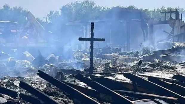 Un incendio arrasa una iglesia pero la cruz resiste: «Fue una señal de Dios»