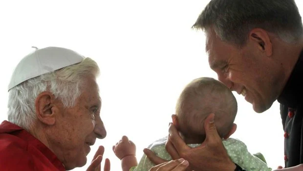 El secretario de Benedicto XVI estalla en lágrimas mientras habla sobre él y levanta rumores sobre su salud