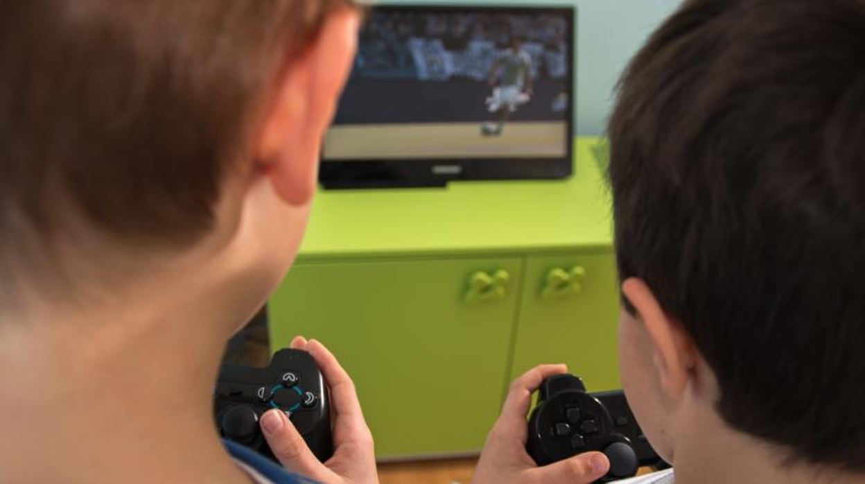 Menores jugando a un videojuego