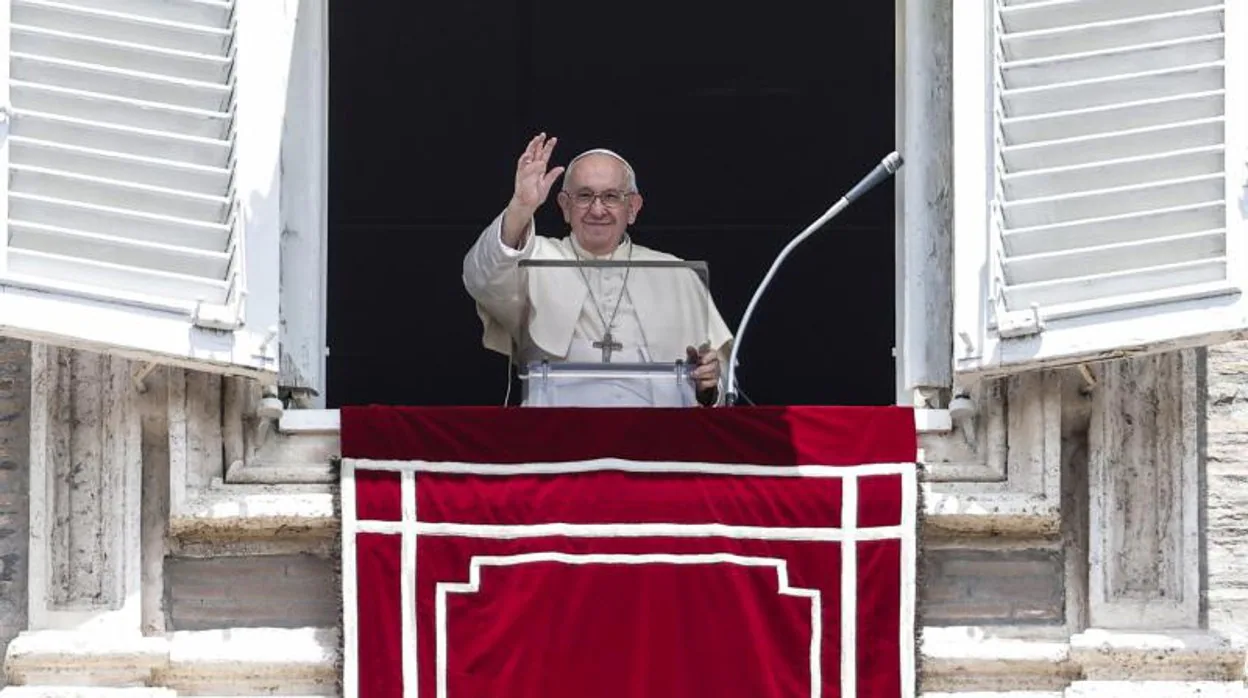 El Papa Francisco en el rezo del Ángelus en la Plaza de San Pedro