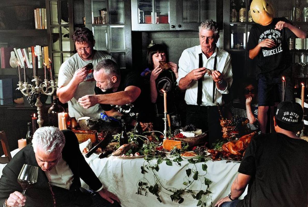 Bourdain y su equipo, fotografiados por Bobby Fischer.