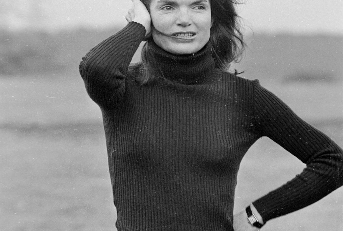 Jacqueline Kennedy con su icónico Cartier Tank con la fecha y horarios inscritos por Stanislaw Radziwill