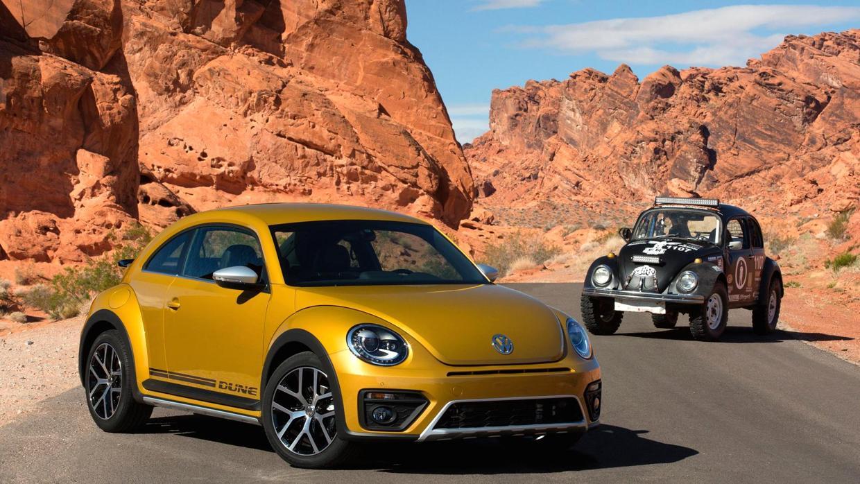 La versión nueva (Beetle) y la antigua del Volkswagen Escarabajo