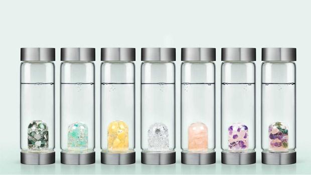 Agua con piedras preciosas, el accesorio del verano