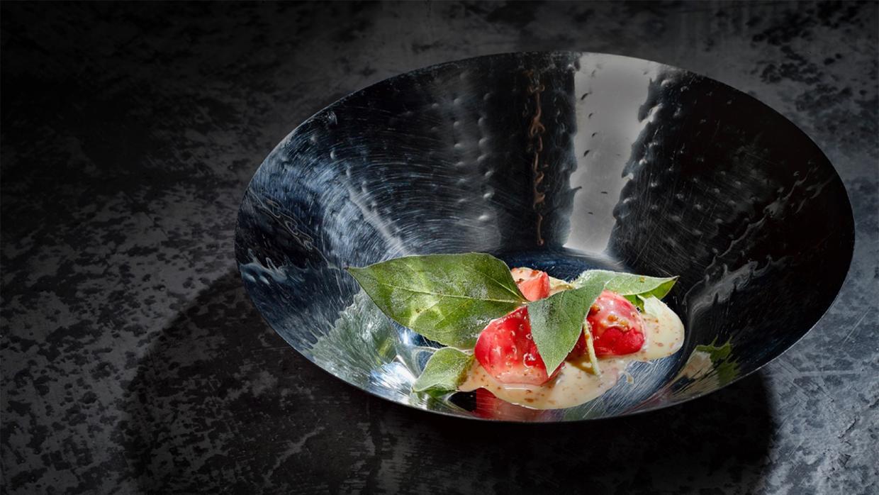 Rábano con salsa fermentada de sésamo y cacahuete