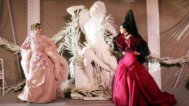 Dos modelos de la Casa Dior muestran los diseños de la colección otoño-invierno de 2007 de John Galliano