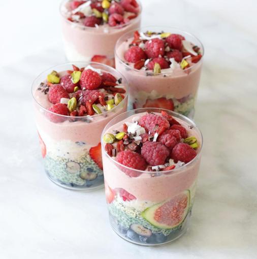 Vasos con chia y frutos rojos