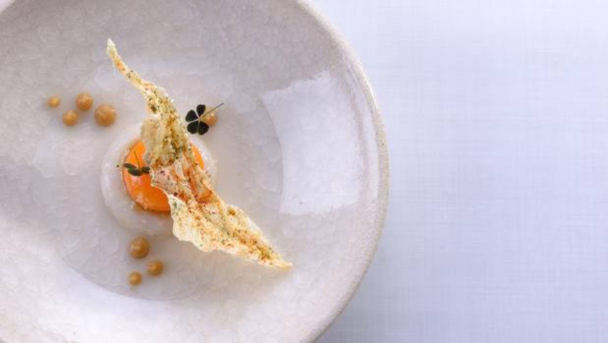 Tartare de calamar con yema de huevo l°quida, consomé de cebolla y kaffir