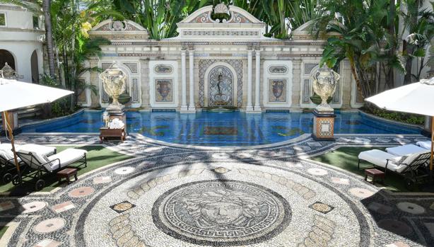 La casa de Versace: un hotel de lujo con piscina de oro
