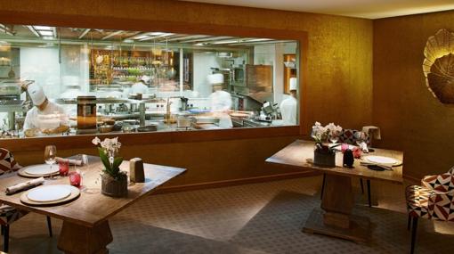 Salón con vistas a cocina del restaurante Santceloni